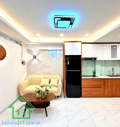 CHỈ 5,2 TỶ – PHỐ ẨM THỰC PHAN XÍCH LONG – PHÚ NHUẬN - FULL NỘI THẤT – 2 TẦNG – 3PN – SỔ A4 HOÀN CÔNG. Vị trí siêu đỉnh: Ngay phố ẩm thực Phan Xích Long – Vạn Kiếp - Giáp Phan Đăng Lưu, chỉ 5 phút sang Q1 – 10 phút ra sân bay. Xung quanh tiện ích đầy đủ, t
