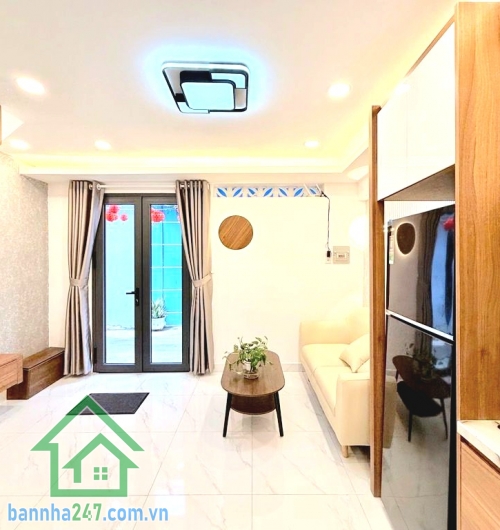 CHỈ 5,2 TỶ – PHỐ ẨM THỰC PHAN XÍCH LONG – PHÚ NHUẬN - FULL NỘI THẤT – 2 TẦNG – 3PN – SỔ A4 HOÀN CÔNG. Vị trí siêu đỉnh: Ngay phố ẩm thực Phan Xích Long – Vạn Kiếp - Giáp Phan Đăng Lưu, chỉ 5 phút sang Q1 – 10 phút ra sân bay. Xung quanh tiện ích đầy đủ, t