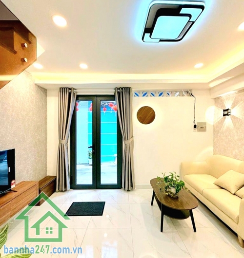 CHỈ 5,2 TỶ – PHỐ ẨM THỰC PHAN XÍCH LONG – PHÚ NHUẬN - FULL NỘI THẤT – 2 TẦNG – 3PN – SỔ A4 HOÀN CÔNG. Vị trí siêu đỉnh: Ngay phố ẩm thực Phan Xích Long – Vạn Kiếp - Giáp Phan Đăng Lưu, chỉ 5 phút sang Q1 – 10 phút ra sân bay. Xung quanh tiện ích đầy đủ, t