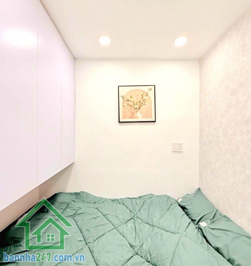 CHỈ 5,2 TỶ – PHỐ ẨM THỰC PHAN XÍCH LONG – PHÚ NHUẬN - FULL NỘI THẤT – 2 TẦNG – 3PN – SỔ A4 HOÀN CÔNG. Vị trí siêu đỉnh: Ngay phố ẩm thực Phan Xích Long – Vạn Kiếp - Giáp Phan Đăng Lưu, chỉ 5 phút sang Q1 – 10 phút ra sân bay. Xung quanh tiện ích đầy đủ, t