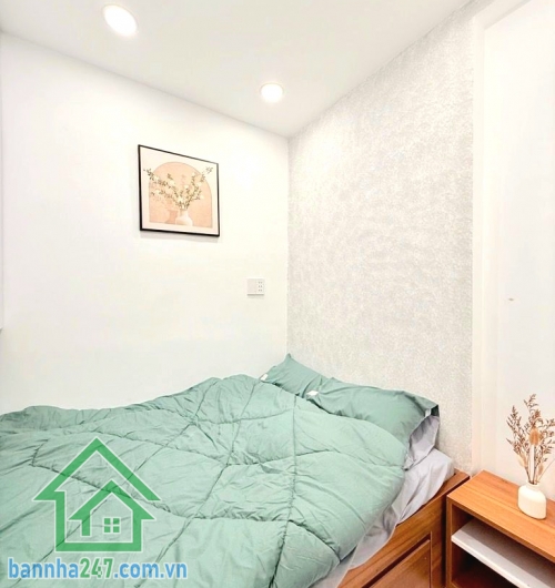CHỈ 5,2 TỶ – PHỐ ẨM THỰC PHAN XÍCH LONG – PHÚ NHUẬN - FULL NỘI THẤT – 2 TẦNG – 3PN – SỔ A4 HOÀN CÔNG. Vị trí siêu đỉnh: Ngay phố ẩm thực Phan Xích Long – Vạn Kiếp - Giáp Phan Đăng Lưu, chỉ 5 phút sang Q1 – 10 phút ra sân bay. Xung quanh tiện ích đầy đủ, t