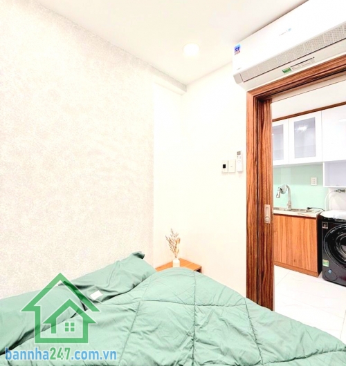CHỈ 5,2 TỶ – PHỐ ẨM THỰC PHAN XÍCH LONG – PHÚ NHUẬN - FULL NỘI THẤT – 2 TẦNG – 3PN – SỔ A4 HOÀN CÔNG. Vị trí siêu đỉnh: Ngay phố ẩm thực Phan Xích Long – Vạn Kiếp - Giáp Phan Đăng Lưu, chỉ 5 phút sang Q1 – 10 phút ra sân bay. Xung quanh tiện ích đầy đủ, t