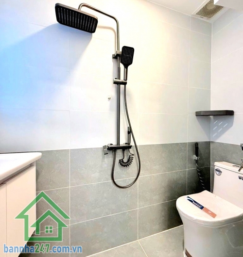 CHỈ 5,2 TỶ – PHỐ ẨM THỰC PHAN XÍCH LONG – PHÚ NHUẬN - FULL NỘI THẤT – 2 TẦNG – 3PN – SỔ A4 HOÀN CÔNG. Vị trí siêu đỉnh: Ngay phố ẩm thực Phan Xích Long – Vạn Kiếp - Giáp Phan Đăng Lưu, chỉ 5 phút sang Q1 – 10 phút ra sân bay. Xung quanh tiện ích đầy đủ, t