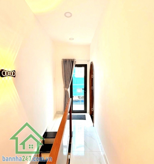 CHỈ 5,2 TỶ – PHỐ ẨM THỰC PHAN XÍCH LONG – PHÚ NHUẬN - FULL NỘI THẤT – 2 TẦNG – 3PN – SỔ A4 HOÀN CÔNG. Vị trí siêu đỉnh: Ngay phố ẩm thực Phan Xích Long – Vạn Kiếp - Giáp Phan Đăng Lưu, chỉ 5 phút sang Q1 – 10 phút ra sân bay. Xung quanh tiện ích đầy đủ, t