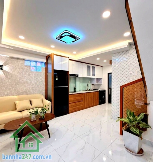 CHỈ 5,2 TỶ – PHỐ ẨM THỰC PHAN XÍCH LONG – PHÚ NHUẬN - FULL NỘI THẤT – 2 TẦNG – 3PN – SỔ A4 HOÀN CÔNG. Vị trí siêu đỉnh: Ngay phố ẩm thực Phan Xích Long – Vạn Kiếp - Giáp Phan Đăng Lưu, chỉ 5 phút sang Q1 – 10 phút ra sân bay. Xung quanh tiện ích đầy đủ, t