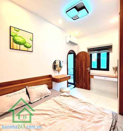 CHỈ 5,2 TỶ – PHỐ ẨM THỰC PHAN XÍCH LONG – PHÚ NHUẬN - FULL NỘI THẤT – 2 TẦNG – 3PN – SỔ A4 HOÀN CÔNG. Vị trí siêu đỉnh: Ngay phố ẩm thực Phan Xích Long – Vạn Kiếp - Giáp Phan Đăng Lưu, chỉ 5 phút sang Q1 – 10 phút ra sân bay. Xung quanh tiện ích đầy đủ, t
