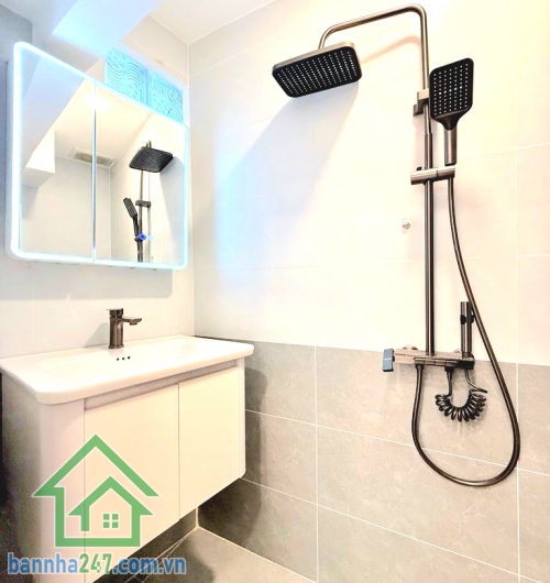 CHỈ 5,2 TỶ – PHỐ ẨM THỰC PHAN XÍCH LONG – PHÚ NHUẬN - FULL NỘI THẤT – 2 TẦNG – 3PN – SỔ A4 HOÀN CÔNG. Vị trí siêu đỉnh: Ngay phố ẩm thực Phan Xích Long – Vạn Kiếp - Giáp Phan Đăng Lưu, chỉ 5 phút sang Q1 – 10 phút ra sân bay. Xung quanh tiện ích đầy đủ, t