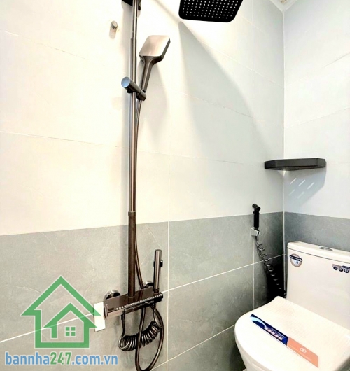 CHỈ 5,2 TỶ – PHỐ ẨM THỰC PHAN XÍCH LONG – PHÚ NHUẬN - FULL NỘI THẤT – 2 TẦNG – 3PN – SỔ A4 HOÀN CÔNG. Vị trí siêu đỉnh: Ngay phố ẩm thực Phan Xích Long – Vạn Kiếp - Giáp Phan Đăng Lưu, chỉ 5 phút sang Q1 – 10 phút ra sân bay. Xung quanh tiện ích đầy đủ, t