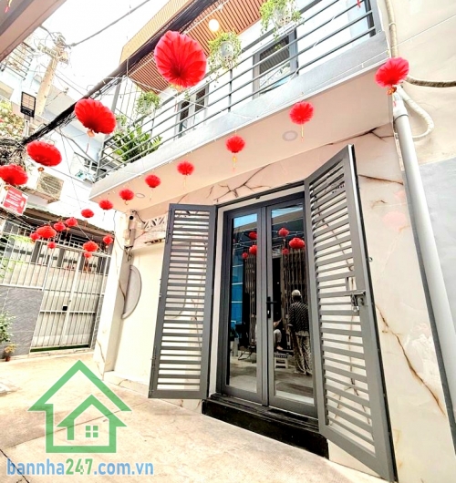 CHỈ 5,2 TỶ – PHỐ ẨM THỰC PHAN XÍCH LONG – PHÚ NHUẬN - FULL NỘI THẤT – 2 TẦNG – 3PN – SỔ A4 HOÀN CÔNG. Vị trí siêu đỉnh: Ngay phố ẩm thực Phan Xích Long – Vạn Kiếp - Giáp Phan Đăng Lưu, chỉ 5 phút sang Q1 – 10 phút ra sân bay. Xung quanh tiện ích đầy đủ, t