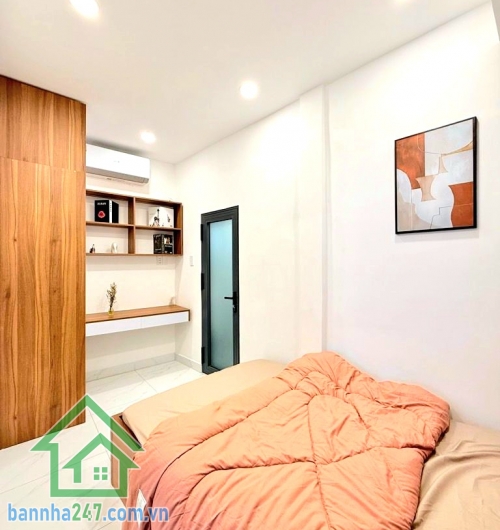 CHỈ 5,2 TỶ – PHỐ ẨM THỰC PHAN XÍCH LONG – PHÚ NHUẬN - FULL NỘI THẤT – 2 TẦNG – 3PN – SỔ A4 HOÀN CÔNG. Vị trí siêu đỉnh: Ngay phố ẩm thực Phan Xích Long – Vạn Kiếp - Giáp Phan Đăng Lưu, chỉ 5 phút sang Q1 – 10 phút ra sân bay. Xung quanh tiện ích đầy đủ, t