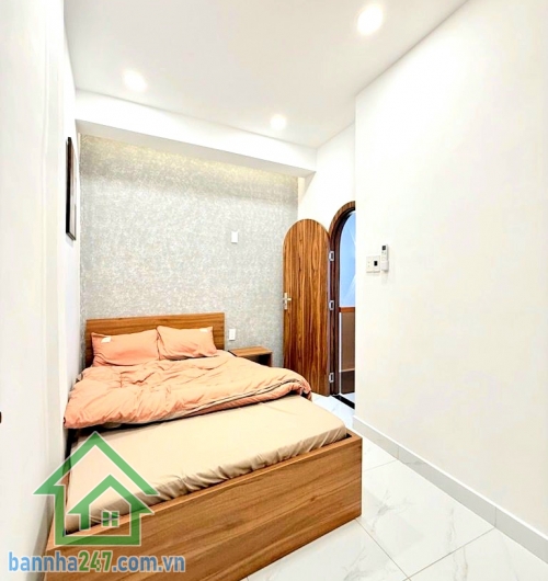 CHỈ 5,2 TỶ – PHỐ ẨM THỰC PHAN XÍCH LONG – PHÚ NHUẬN - FULL NỘI THẤT – 2 TẦNG – 3PN – SỔ A4 HOÀN CÔNG. Vị trí siêu đỉnh: Ngay phố ẩm thực Phan Xích Long – Vạn Kiếp - Giáp Phan Đăng Lưu, chỉ 5 phút sang Q1 – 10 phút ra sân bay. Xung quanh tiện ích đầy đủ, t