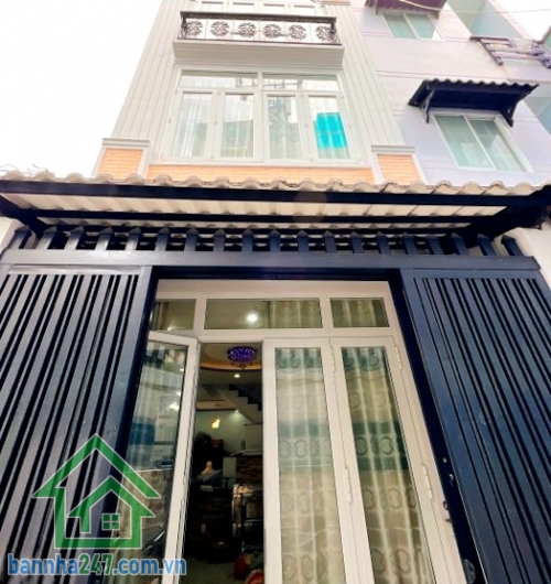 CHỈ 4,5 TỶ (TL) – ĐOÀN VĂN BƠ, QUẬN 4 – 3 TẦNG – 4PN – Ở NGAY Căn nhà trung tâm – giá tốt – phù hợp ở hoặc cho thuê giữ tiền! Diện tích: 35m² (3.5 × 9m) – nở hậu 4m Mob 0933144037