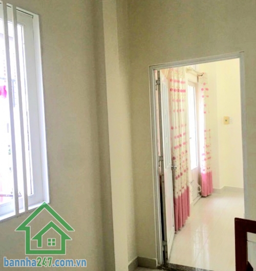 CHỈ 5,3 TỶ - TRUNG TÂM TÂN BÌNH – HẺM XE HƠI – DTSD: 150M² - VỪA Ở VỪA KINH DOANH  Một căn nhà không chỉ để ở… mà còn là “cỗ máy tạo tiền” ngay giữa lòng Tân Bình. Bao quanh là tiện ích: gần chợ Ông Hoàng, phù hợp mở tạp hoá, nail, spa, nhà thuốc, trang đ