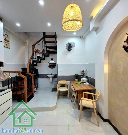 CHỈ 4,85 TỶ – NHÀ 3 TẦNG ĐÚC KIÊN CỐ – HẺM 4M AN NINH – 2PN 3WC Nhà đẹp gọn gàng, công năng đầy đủ, thích hợp gia đình trẻ mua ở ngay. Diện tích: 3.7 x 5m