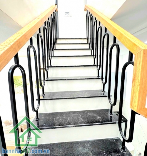 CHỈ 3,79 TỶ - NHÀ MỚI ĐÓN TẾT – HXH 5M ĐẬU TRƯỚC NHÀ – SÁT MẶT TIỀN – NGAY GÒ XOÀI – LÊ VĂN QUỚI – GIÁP TÂN PHÚ - 2PN – 2WC Diện tích: 4 x 8m = 32m² Kết cấu: 1 trệt + 1 lầu. 2PN – 2WC. Phòng khách – bếp gọn gàng. Nhà mới đẹp – thiết kế hiện đại