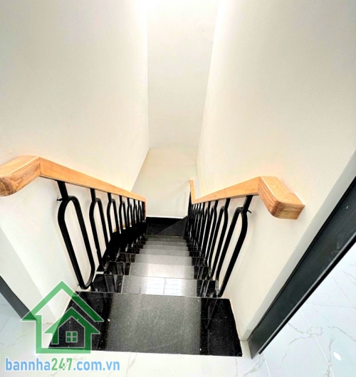 CHỈ 3,79 TỶ - NHÀ MỚI ĐÓN TẾT – HXH 5M ĐẬU TRƯỚC NHÀ – SÁT MẶT TIỀN – NGAY GÒ XOÀI – LÊ VĂN QUỚI – GIÁP TÂN PHÚ - 2PN – 2WC Diện tích: 4 x 8m = 32m² Kết cấu: 1 trệt + 1 lầu. 2PN – 2WC. Phòng khách – bếp gọn gàng. Nhà mới đẹp – thiết kế hiện đại