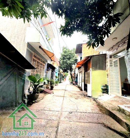 CHỈ 5,2 TỶ – HẺM 5M – QUY HOẠCH 10M – HƯƠNG LỘ 2 - GẦN NGÃ TƯ BỐN XÃ - 3PN - 2WC • Diện tích: 4.2m x 12.5m • Kết cấu: 1 trệt 1 lửng • Công năng: 3 PN – 2 WC