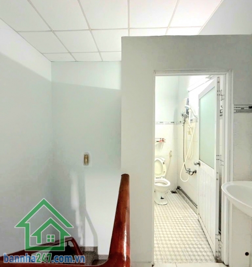 CHỈ 5,8 TỶ – HXH 6M THÔNG – NHÀ MỚI 3 TẦNG – NGAY NGÃ TƯ BỐN XÃ - 4PN - 3WC Thông tin căn nhà: • Diện tích: 4m x 11m – 45m² • Diện tích sàn: ~117m² • Kết cấu: • Kết cấu: 1 trệt – 2 lầu BTCT • Công năng: 4 PN – 3 WC • Có ban công, giếng trời thoáng mát • N
