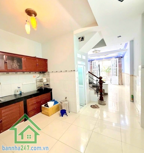 CHỈ 5,8 TỶ – HXH 6M THÔNG – NHÀ MỚI 3 TẦNG – NGAY NGÃ TƯ BỐN XÃ - 4PN - 3WC Thông tin căn nhà: • Diện tích: 4m x 11m – 45m² • Diện tích sàn: ~117m² • Kết cấu: • Kết cấu: 1 trệt – 2 lầu BTCT • Công năng: 4 PN – 3 WC • Có ban công, giếng trời thoáng mát • N