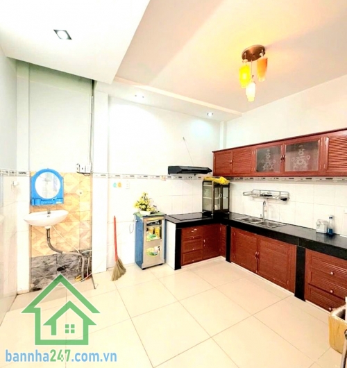 CHỈ 5,8 TỶ – HXH 6M THÔNG – NHÀ MỚI 3 TẦNG – NGAY NGÃ TƯ BỐN XÃ - 4PN - 3WC Thông tin căn nhà: • Diện tích: 4m x 11m – 45m² • Diện tích sàn: ~117m² • Kết cấu: • Kết cấu: 1 trệt – 2 lầu BTCT • Công năng: 4 PN – 3 WC • Có ban công, giếng trời thoáng mát • N