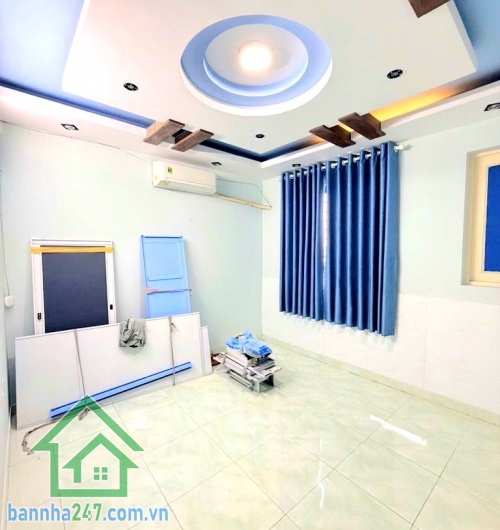 CHỈ 5,8 TỶ – HXH 6M THÔNG – NHÀ MỚI 3 TẦNG – NGAY NGÃ TƯ BỐN XÃ - 4PN - 3WC Thông tin căn nhà: • Diện tích: 4m x 11m – 45m² • Diện tích sàn: ~117m² • Kết cấu: • Kết cấu: 1 trệt – 2 lầu BTCT • Công năng: 4 PN – 3 WC • Có ban công, giếng trời thoáng mát • N