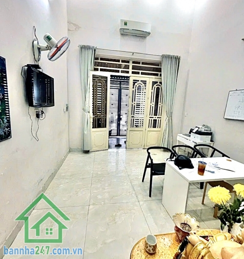 CHỈ 5,6 TỶ – 84M² (4x21)M – HXH THÔNG – SÁT MT TRƯỜNG CHINH - 3PN - 2WC • Diện tích: 4m x 21m – 84m² • Kết cấu: 1 trệt – 1 lửng • Công năng: • Phòng khách, bếp rộng rãi • Có 1 phòng ngủ dưới trệt tiện sinh hoạt • Nhà đang cho thuê 7,5 triệu/tháng