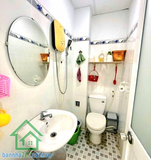 CHỈ 4,7 TỶ – HÒA HƯNG, QUẬN 10 – 4 TẦNG BTCT – 3PN  Nhà trung tâm – giá tốt – ở ngay, di chuyển cực tiện! Diện tích: 20,5m² Kết cấu: 4 tầng BTCT (trệt + 2 lầu + St) Mob 0933144037 