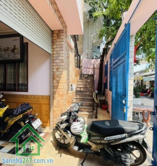 SIÊU HIẾM – NHÀ MẶT TIỀN KINH DOANH – ĐƯỜNG 10M CÓ LỀ – TÂN SƠN NHÌ, TÂN PHÚ – GIÁ CHỈ 12,5 TỶ Diện tích: 92m² (8 x 11.5m), ngang khủng, hiếm có. Kết cấu: 2 tầng. 