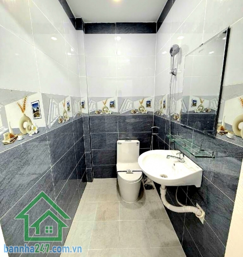 CHỈ 3,75 TỶ – HIẾM – SÁT TÂN PHÚ – NGAY CHỢ BÌNH LONG - NHÀ MỚI XÂY – VÀO Ở NGAY – DT 30,5M² – 2PN – 2WC Kết cấu: • Nhà mới xây, 1 trệt 1 lầu – hoàn thiện đẹp