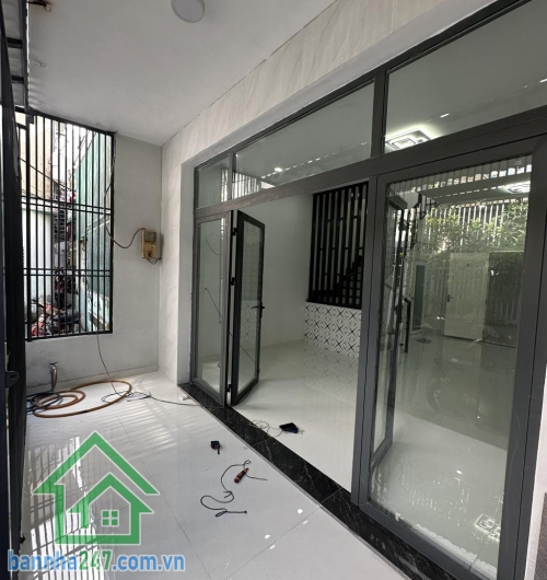 CHỈ 5,6 TỶ - NHÀ MỚI ĐẸP – NGAY KÊNH TÂN HÓA – CHỈ VÀI BƯỚC SANG BÀU CÁT TÂN BÌNH * Diện tích 70m2 (5 x 13m, nở hậu 5.8m tài lộc). * Kết cấu 1 trệt 1 lầu, 3PN, 3WC, có phòng ngủ dưới trệt.