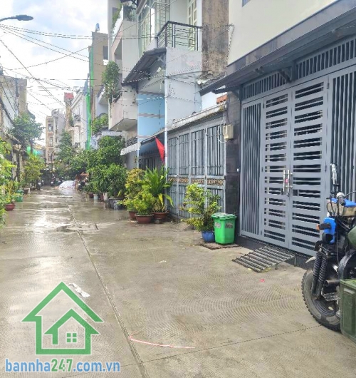 CHỈ 3,95 TỶ - NHÀ 2 TẦNG MỚI XÂY – 2 MẶT HẺM XE HƠI – KHU VIP LÊ VĂN QUỚI Mô tả: * Nhà 1 trệt 1 lầu xây mới 100%, thiết kế hiện đại. * 2PN, 2WC, công năng đầy đủ, vào ở ngay. * Diện tích: 4x12m – vuông vức, không lộ giới. 