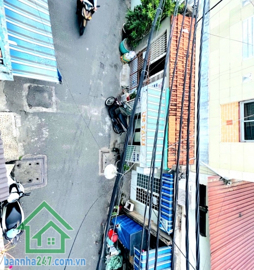 CHỈ 2 TỶ – NHÀ 3 TẦNG - DTSD: 30M² – HẺM XE TẢI 5M - TT TÂN PHÚ GIÁP TÂN BÌNH - 2PN - 1WC Diện tích: nhà nhỏ gọn, sổ vuông đẹp Kết cấu: 3 tầng xây kiên cố 