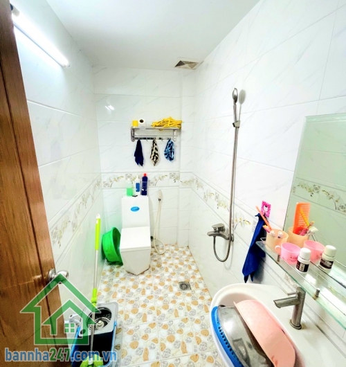 CHỈ 6,5 TỶ – SIÊU PHẨM NHÀ PHỐ 5 TẦNG – GIÁP TÊN LỬA- Ô TÔ NGỦ TRONG NHÀ – NHÀ MỚI BTCT – KHU VIP Diện tích: 4m x 14m – SỔ VUÔNG ĐẸP, nở hậu nhẹ tài lộc