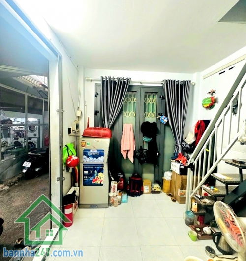 CHỈ 2,35 TỶ - SIÊU PHẨM – 2 TẦNG – DT 14M² – HẺM TO NHƯ MẶT TIỀN – KD SẦM UẤT – SỔ RIÊNG * Kết cấu: 1 trệt + 1 lửng, 1WC, nhà còn mới ở ngay * Hẻm to như mặt tiền, phù hợp kinh doanh đa ngành * Vị trí siêu tiện: sát chợ Chung cư Huỳnh Văn Chính, trường QT