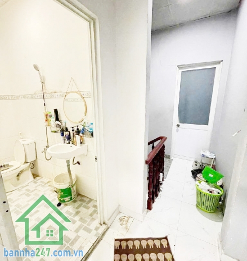 NHÀ ĐẸP 3 TẦNG – HXH TRÁNH NHAU – SÁT SIÊU THỊ AEON TÂN PHÚ - 3PN – 3WC – sân để xe riêng  Diện tích 4x14m – BTCT 3 tầng kiên cố, có sân thượng. 3PN – 3WC – sân để xe riêng 