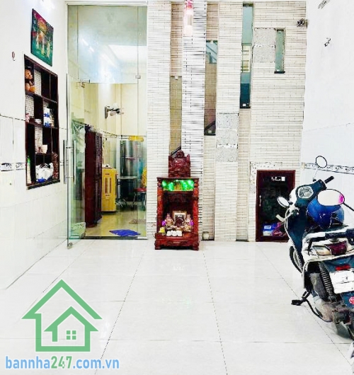 CHỈ 5.5 TỶ MTKD HẺM NHỰA 10M – NHÀ 3 TẦNG – 56M² Vị trí vàng: gần Aeon Mall, chợ, trường học, hẻm 10m thông tứ hướng Diện tích 4x14m vuông vức, 1 trệt 1 lầu sân thượng - 2PN rộng, phòng thể dục, sân phơi, 2WC