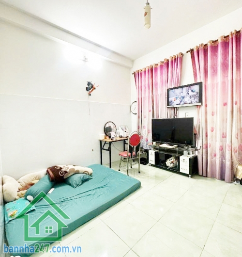 CHỈ 5.5 TỶ MTKD HẺM NHỰA 10M – NHÀ 3 TẦNG – 56M² Vị trí vàng: gần Aeon Mall, chợ, trường học, hẻm 10m thông tứ hướng Diện tích 4x14m vuông vức, 1 trệt 1 lầu sân thượng - 2PN rộng, phòng thể dục, sân phơi, 2WC