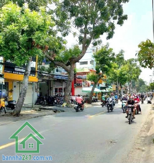 CHỈ 17,9 TỶ – MẶT TIỀN KINH DOANH NGANG 7M HIẾM – ĐƯỜNG DỰ PHÓNG 40M – GẦN CHỢ CÂY DA SÀ – TỈNH LỘ 10 Vị trí kim cương: Tuyến đường Dự Phóng – Tỉnh Lộ 10, mặt tiền đường rộng 40m, khu kinh doanh sầm uất bậc nhất Bình Tân, gần chợ Cây Da Sà, dân cư đông, t