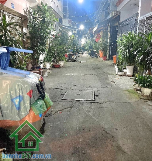 CHỈ 6 TỶ – HẺM XE HƠI – NGAY CHỢ HOA HỒ THỊ KỶ  DT: 24m² (5.8 x 4.9m) – 3 tầng BTCT.2PN – 2WC, nhà chính chủ lâu đời. Cho thuê ngay 18tr/tháng. Hẻm xe hơi thông.