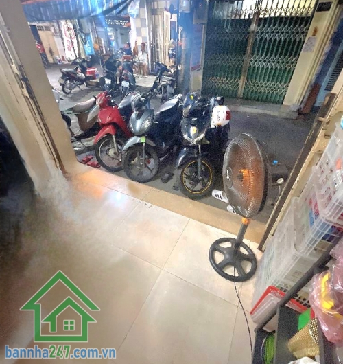 CHỈ 6 TỶ – HẺM XE HƠI – NGAY CHỢ HOA HỒ THỊ KỶ  DT: 24m² (5.8 x 4.9m) – 3 tầng BTCT.2PN – 2WC, nhà chính chủ lâu đời. Cho thuê ngay 18tr/tháng. Hẻm xe hơi thông.