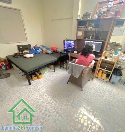 CHỈ 6 TỶ – HẺM XE HƠI – NGAY CHỢ HOA HỒ THỊ KỶ  DT: 24m² (5.8 x 4.9m) – 3 tầng BTCT.2PN – 2WC, nhà chính chủ lâu đời. Cho thuê ngay 18tr/tháng. Hẻm xe hơi thông.