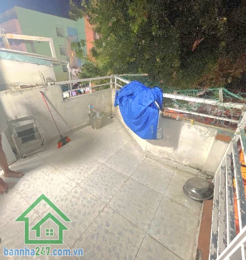 CHỈ 6 TỶ – HẺM XE HƠI – NGAY CHỢ HOA HỒ THỊ KỶ  DT: 24m² (5.8 x 4.9m) – 3 tầng BTCT.2PN – 2WC, nhà chính chủ lâu đời. Cho thuê ngay 18tr/tháng. Hẻm xe hơi thông.